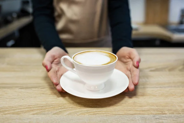 Barista Brengt Verse Heerlijke Koffie Close — Stockfoto