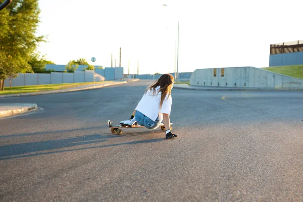 Jovencita Divirtiéndose Con Monopatín Carretera Mujer Joven Patinando Día Soleado — Foto de Stock