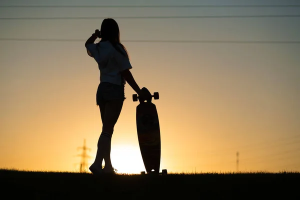 Chica Mira Atardecer Sosteniendo Longboard Mano — Foto de Stock