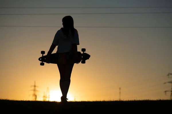 Lány Néz Naplemente Kezében Egy Longboard — Stock Fotó