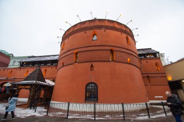 Modern bir şehrin ortasında, antik kaleler tarzında yuvarlak kırmızı tuğlalı bir bina. Moskow / Rusya - 01.23.2017