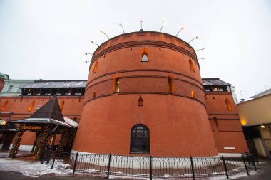 Modern bir şehrin ortasında, antik kaleler tarzında yuvarlak kırmızı tuğlalı bir bina. Moskow / Rusya - 01.23.2017