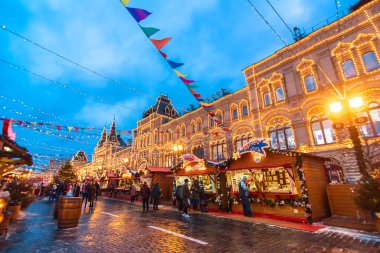 Moskova 'nın merkezindeki Kızıl Meydan' da Yeni Yıl ve Noel kutlaması. Kremlin yakınlarında tatil panayırı ve eğlence parkı. Moskow / Rusya - 01.23.2017