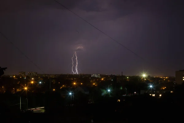 Burza Pioruna Nad Miastem Fioletowym Świetle — Zdjęcie stockowe