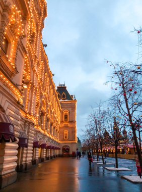 Kızıl Meydan, Kremlin. Moskova 'nın merkezinde akşam fotoğrafları. Işıklar binanın üzerinde. Moskow / Rusya - 01.23.2017