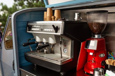 Kahve sattıkları küçük bir araba. Kahve makinesi arabaya monte edildi. Sokak Mobil Kahve Dükkanı. Dnipro / Ukrayna - 06.13.2019