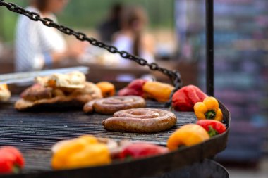 Izgara renkli sebzelerin ve taze et çorbalarının pişirildiği kömürlerin üzerinde büyük yuvarlak bir ızgara. Yemek festivali için yemek ve ekipman..