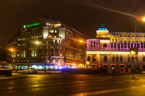 夜城空荡荡的街道上点缀着黄灯 夜景城 莫斯科 俄罗斯 2017 — 图库照片