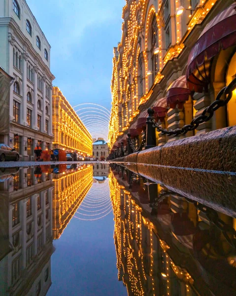 Reflexão Uma Poça Uma Rua Cidade Decorada Com Festoons Moscovo — Fotografia de Stock