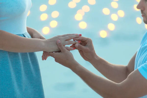 Ellerinizi Yakın Tutun Adam Kıza Akşam Kum Çölünde Evlenme Teklif — Stok fotoğraf