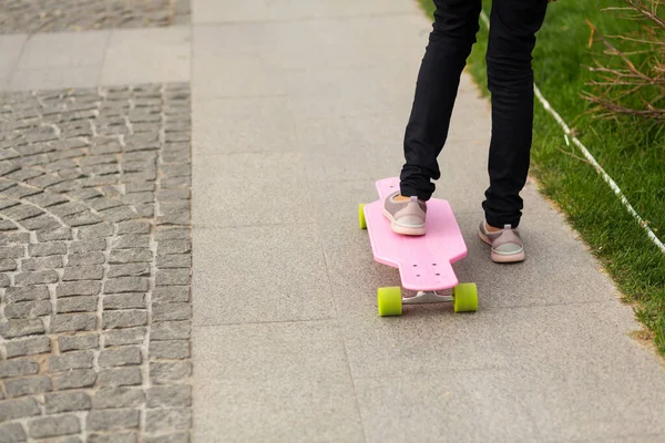 Dítě Jezdí Chodníku Růžovém Skateboardu — Stock fotografie