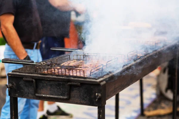 Cozinheiro Frita Carne Fumegante Suculenta Uma Grelha Carvão Vegetal Equipamentos — Fotografia de Stock
