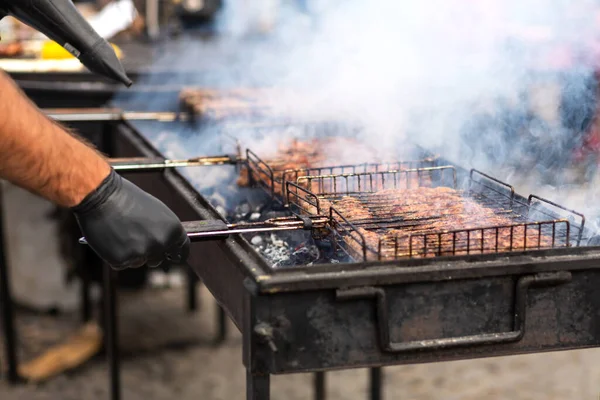 Cozinheiro Frita Carne Fumegante Suculenta Uma Grelha Carvão Vegetal Equipamentos — Fotografia de Stock