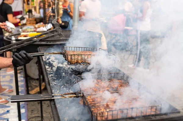 Cozinheiro Frita Carne Fumegante Suculenta Uma Grelha Carvão Vegetal Equipamentos — Fotografia de Stock