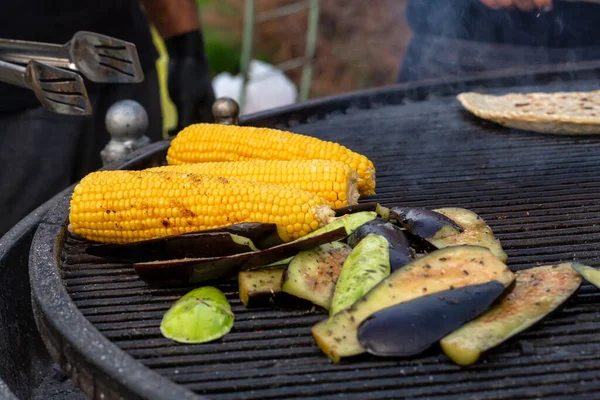 炭火焼きにフライドポテトコーンと野菜を調理します ストリートフードフェスティバルでの食品や調理機器 — ストック写真