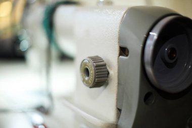 Terzi kadın işyeri. Dikiş makinesi makas iplikleri ve diğer aletler. Terzilik endüstrisi.