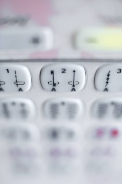 Dikiş makinesindeki dikiş tipini seçmek için bir düğme seti. Dikiş endüstrisi.