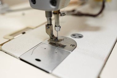Yakın çekim dikiş makinesi iğnesi. Terzi endüstrisi