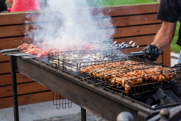 Cozinheiro Frita Carne Fumegante Suculenta Uma Grelha Carvão Vegetal Equipamentos — Fotografia de Stock