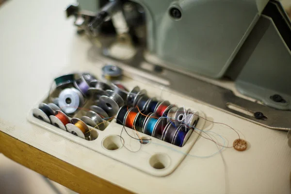 Set Colored Thread Sewing Machine Workplace Seamstress Tailoring Industry — Stock Photo, Image