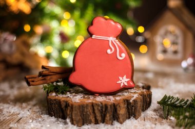 Geleneksel yemek fırını. Zencefilli Noel Baba 'nın Noel Baba' sı. Noel hediyeleri. Çiçekli sıcak bir süsleme..