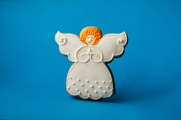 Рождественский новогодний фон, ангельские пряники печенье на синем фоне. Копирование концепции космического отдыха
.