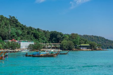 Farklı tatlı içecekler içeren şeker dağıtıcısı. Bir sokak yemeği festivalinde yemek ve yemek ekipmanları. 