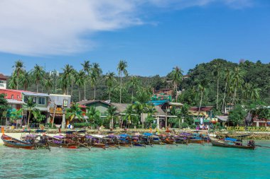 Farklı tatlı içecekler içeren şeker dağıtıcısı. Bir sokak yemeği festivalinde yemek ve yemek ekipmanları. 
