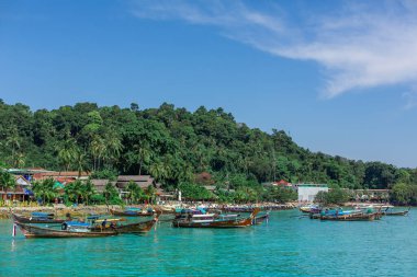Farklı tatlı içecekler içeren şeker dağıtıcısı. Bir sokak yemeği festivalinde yemek ve yemek ekipmanları. 