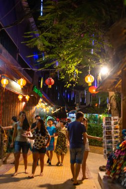 Turistler, tropik bir adanın gece sokaklarında yiyecek ve eğlence arayışında. samui / tailand - 02.24.2018