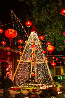 Çin Yeni Yılı 'nın kutlaması. Etkinliği Çin ağacı ve fenerler süslüyor..