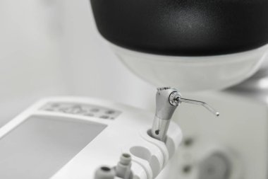 Diş hekimliği bürosunda çeşitli diş aletleri ve aletleri.