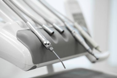 Diş hekimliği bürosunda çeşitli diş aletleri ve aletleri.