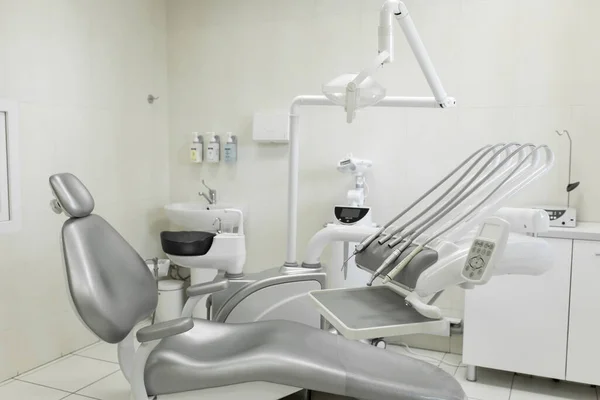 Modern Well Equipped Dentist Office Patient Gray Chair Machine Drilling — Stock Photo, Image