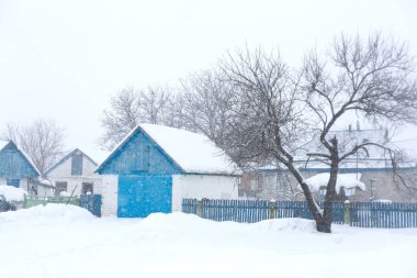 Eski kır evi. Kar fırtınası. Çok fazla kar var..