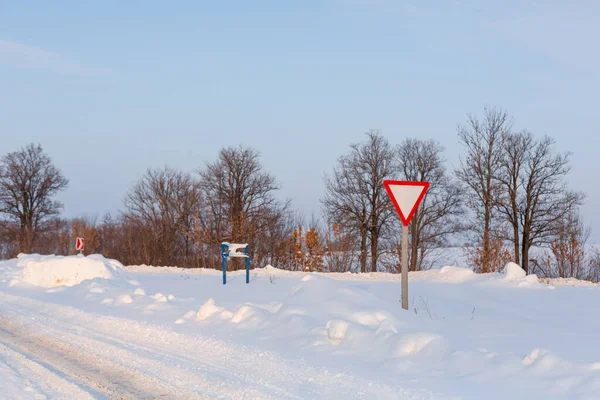 Estrada Mal Limpa Inverno Estrada Campo Repleta Neve Paisagem Inverno — Fotografia de Stock