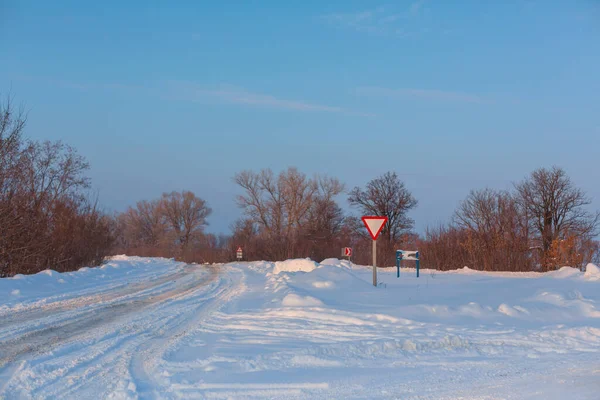 Kış Kötü Geçti Kırsal Kesimde Yol Karla Kaplı Kar Yağışı — Stok fotoğraf