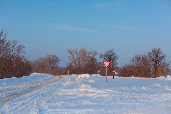 Hiver Route Mal Dégagée Route Dans Campagne Parsemée Neige Paysage — Photo