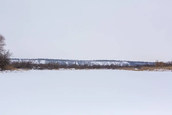 冬天的田野上撒满了雪 — 图库照片
