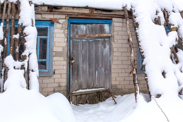 冬天的乡村风景 破旧不堪的被雪覆盖的废弃建筑 — 图库照片