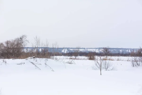 Winterfeld Mit Schnee Übersät — Stockfoto