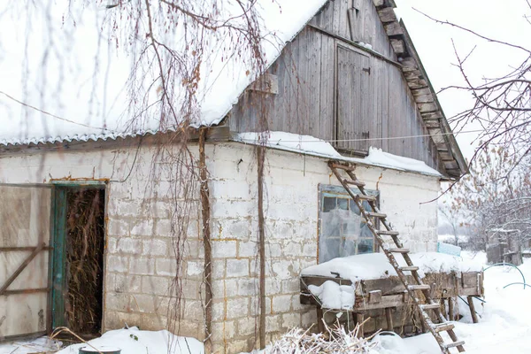 冬天旧的破旧不堪的谷仓周围下了很多雪 — 图库照片