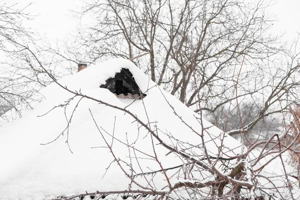 古い村の家は 木製の板から屋根裏部屋の外からの眺め 屋根は雪で覆われている — ストック写真