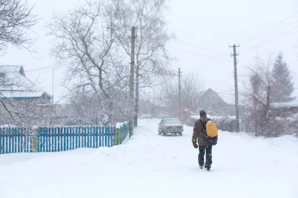 Homem Rústico Está Andando Pela Rua Inverno Com Uma Mochila — Fotografia de Stock