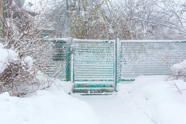 冬の古い老朽化したレンガ造りのフェンス — ストック写真