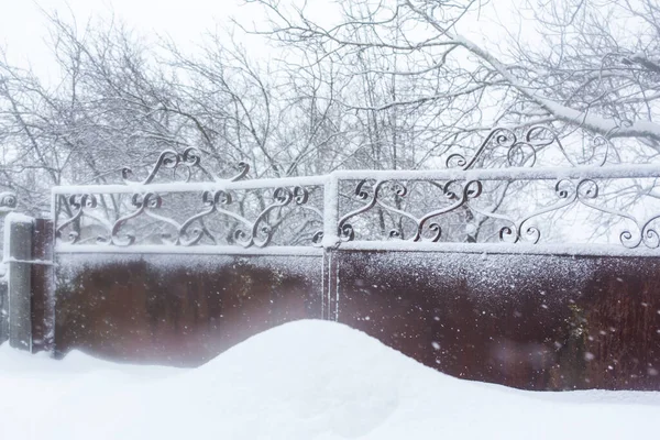 Velha Vedação Inverno Ruínas Nevasca Neve — Fotografia de Stock