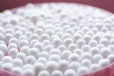 Yukarıdan, pembe arkaplandaki pamuk tomurcukları paketinde yakın plan görünümü.