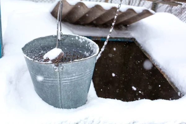 Inverno Poço Velho Água Coberto Neve — Fotografia de Stock