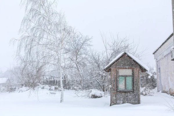 Una Antigua Puerta Entrada Medio Patio Cubierto Nieve Cerca Del — Foto de Stock
