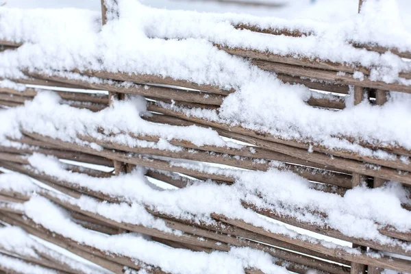 Inverno Velho Vacilante Vacilante Cerca Vime Feita Placas Madeira Nevasca — Fotografia de Stock